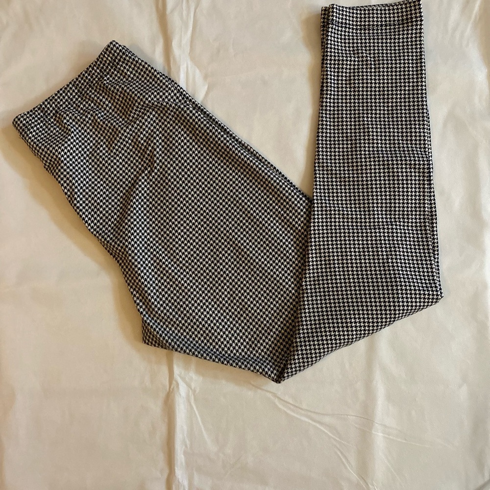 Old Navy black and white leggings, size large